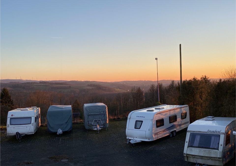 Stellplatz 9x3m für Wohnmobil Wohnwagen abgeschlossener Hinterhof in Katzwinkel (Sieg)