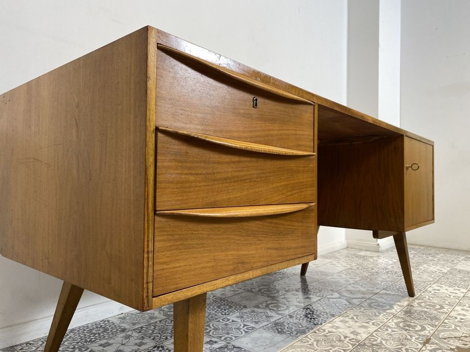 WMK Besonders schöner & gut erhaltener großer Mid-Century Schreibtisch , freistehend, mit Schubladen, Ausziehplatte & formschönen Holzgriffen # Arbeitstisch Desk Sekretär Bürotisch Vintage 50er 60er in Berlin