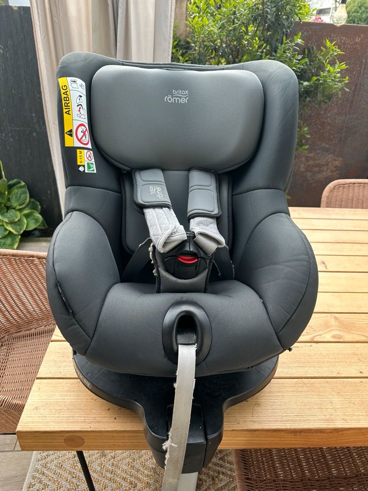 Kindersitz Britax Römer Dual Fix M i Size in Weingarten