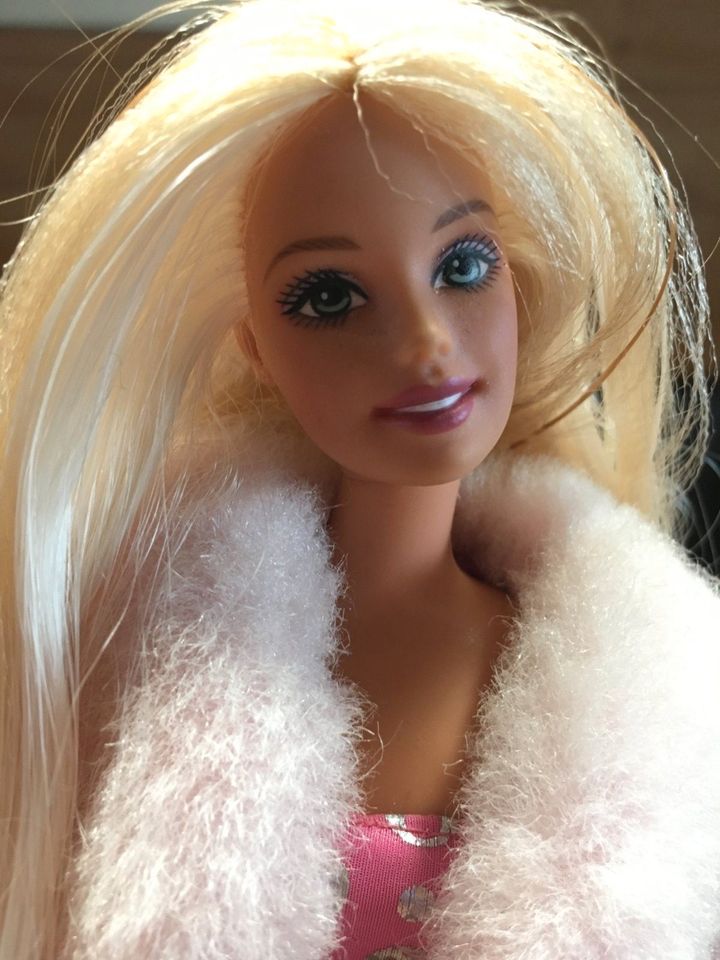 Barbie in Original Barbie Kleidung in Neubeuern