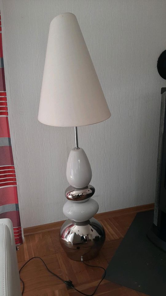 Stehlampe weiß/silberfarben in Harpstedt