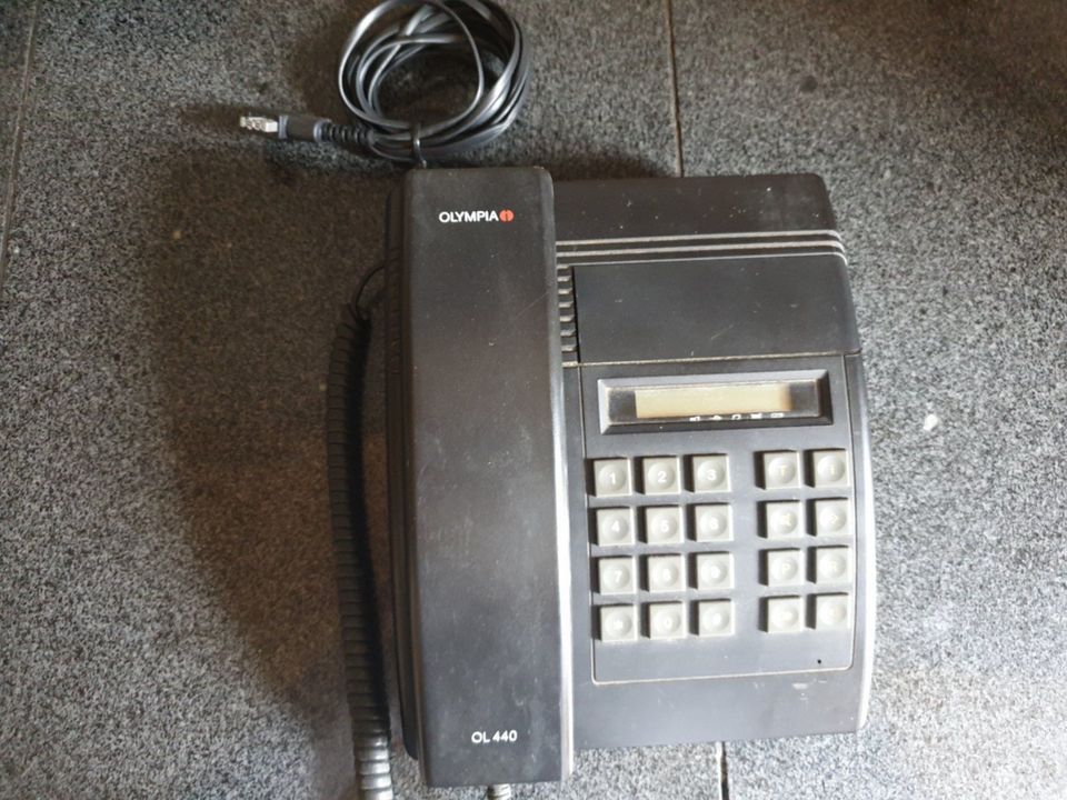 altes analoges Tastentelefon in Erftstadt