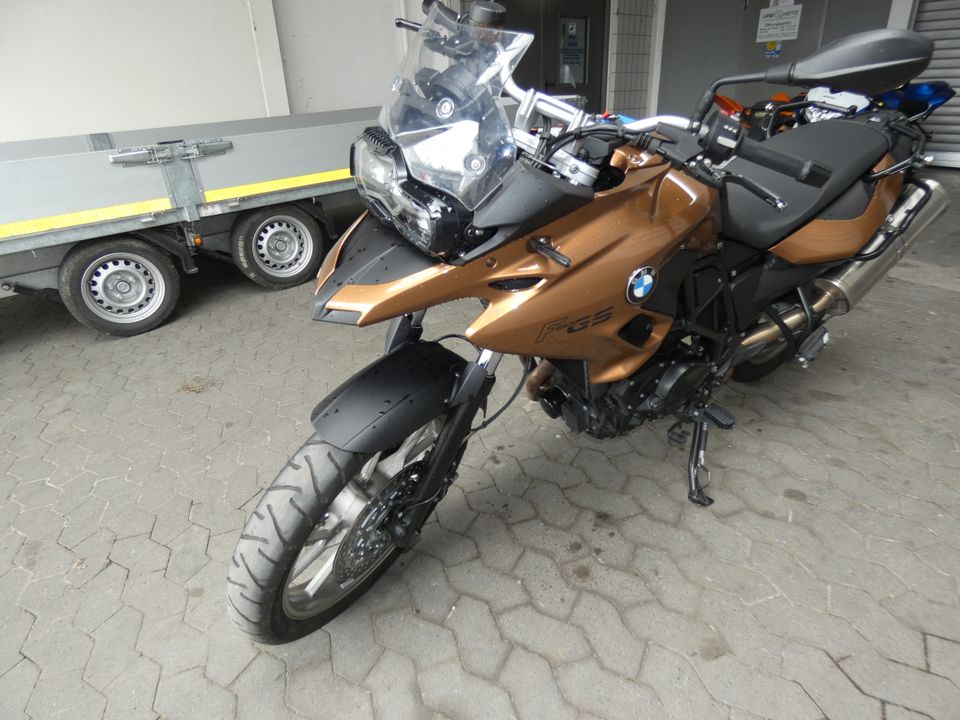 BMW F700GS  TOP ZUSTAND: Sonderlackierung. Led, Koffern  Insp NEU in Viernheim