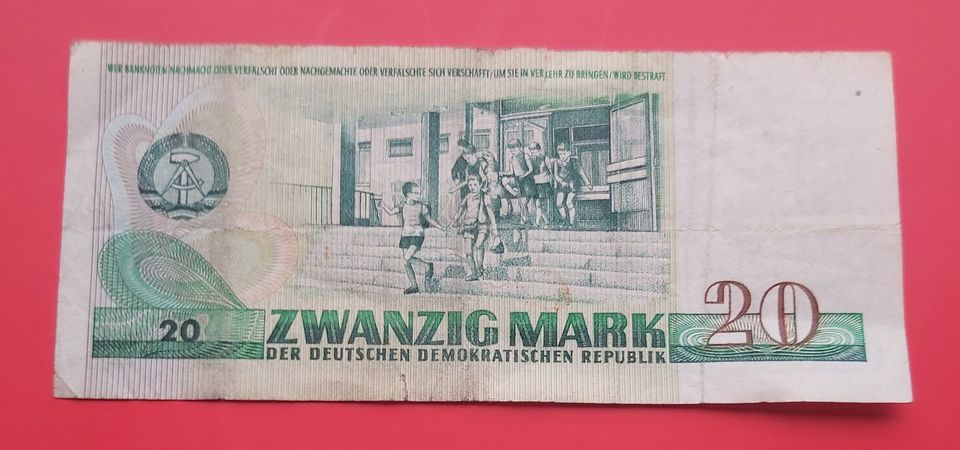 DDR Banknote und eine Münze in Elmshorn