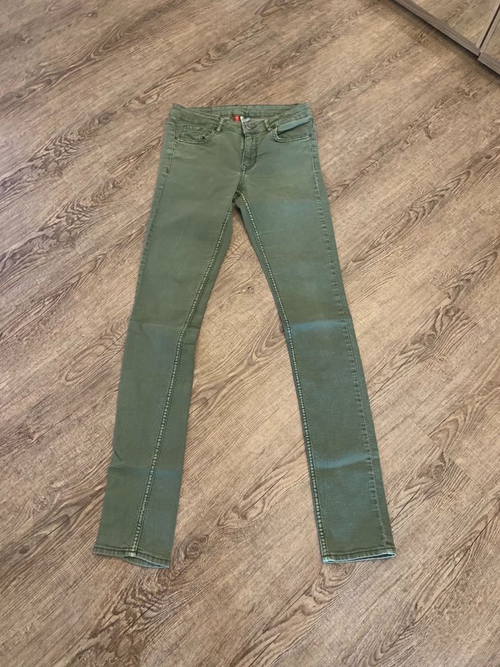 H&M Jeans grün Größe 36 in Erwitte