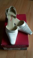 Brauschuhe Rainbow Gr. 36 Ivory Satin Pumps Hochzeitsschuhe Niedersachsen - Wolfsburg Vorschau