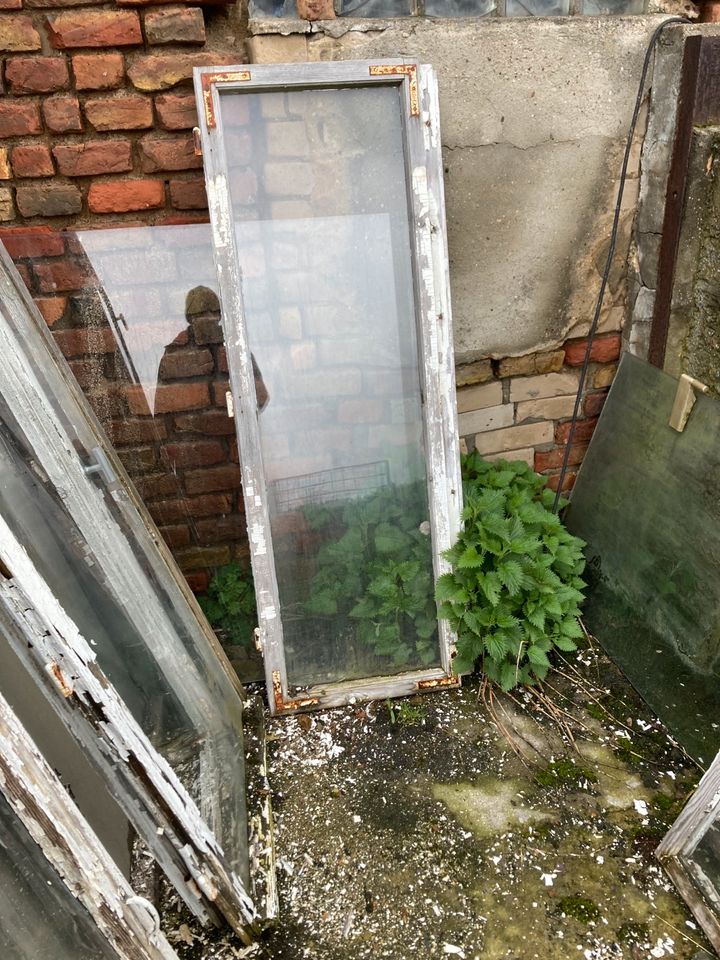 alte Fenster mit Holzrahmen, Holzfenster in Zossen-Schöneiche