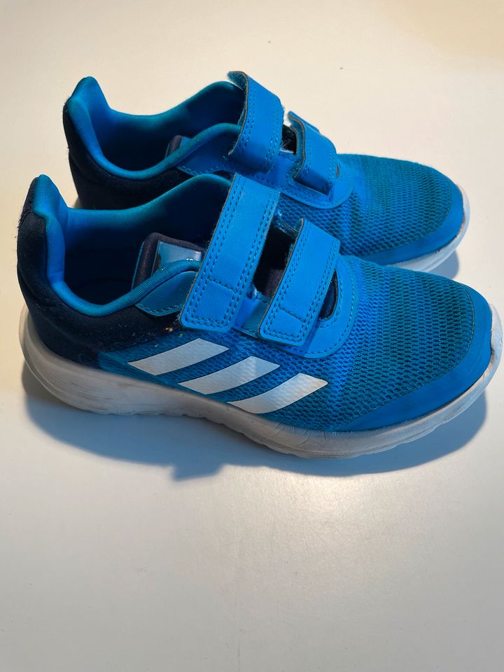 Adidas mit Klett Gr. 33 in Berlin