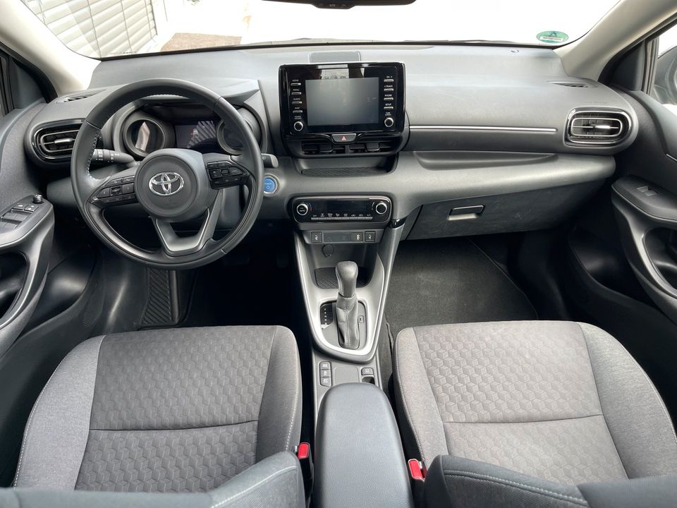 Toyota Yaris 1.5 Hybrid TEAM D LED+NAVI+ACC+REK+MFL+16" in Eggenfelden