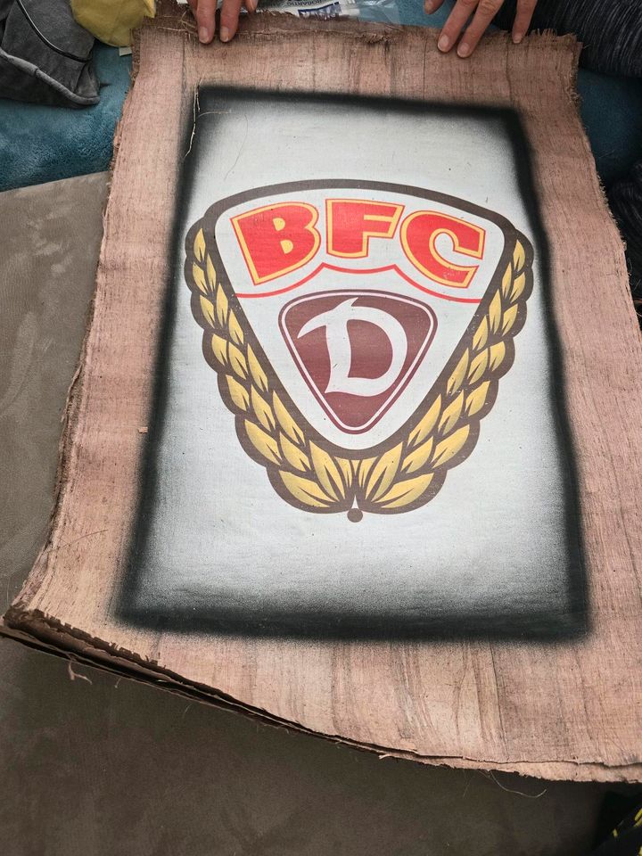 BFC Dynamo Logo auf original Papyrus mit Leuchtfarbe in Berlin