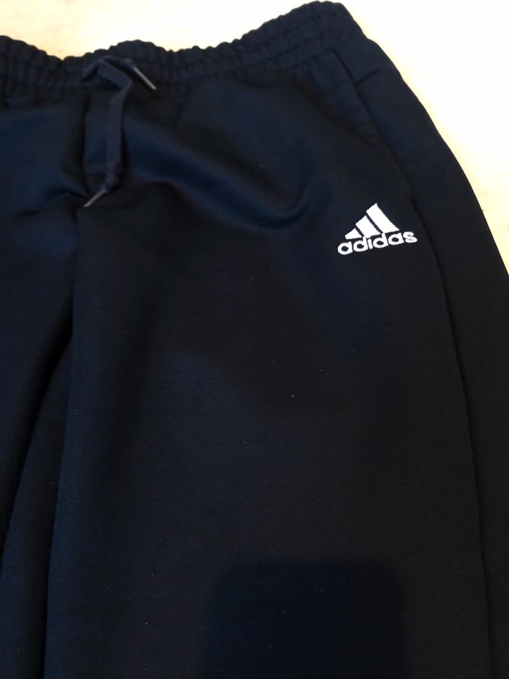 Adidas Trainingsanzug Damen Essentials S in Köln