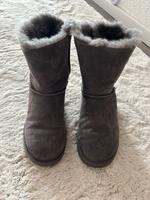 UGG Boots mit Schleife grau Größe 38 Nordrhein-Westfalen - Halver Vorschau