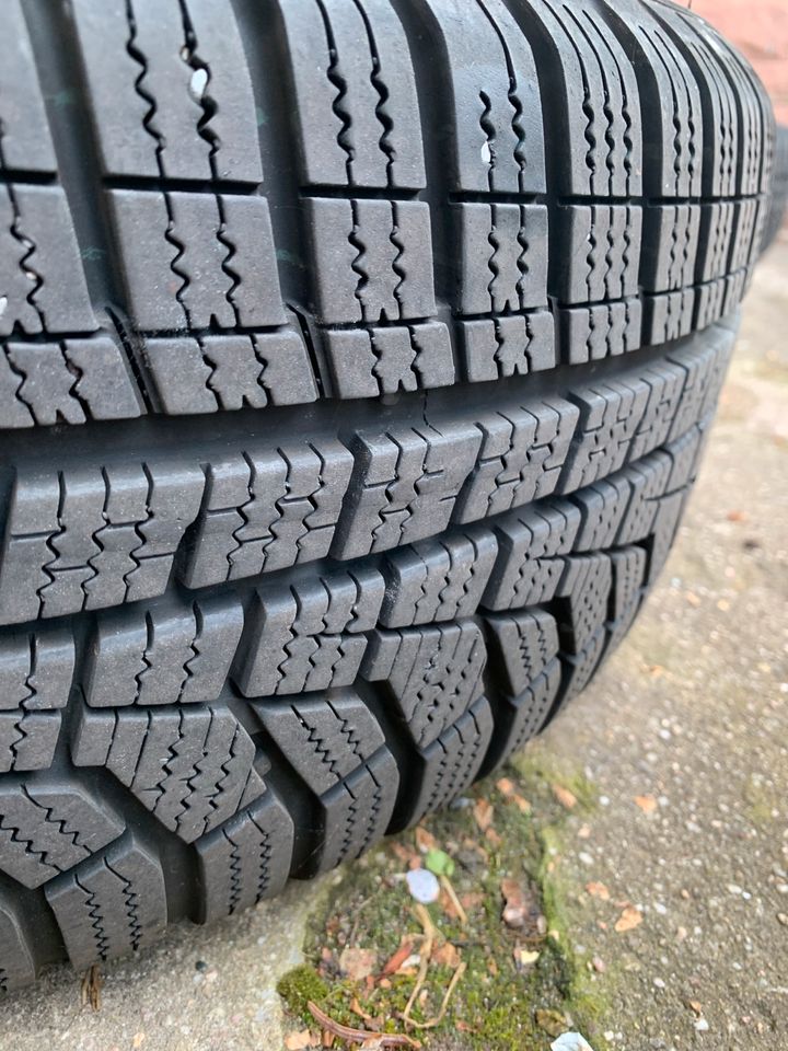 Winterreifen M+S 205/55 R17 auf Mercedes-Benz Alu-Felge in Gerlingen