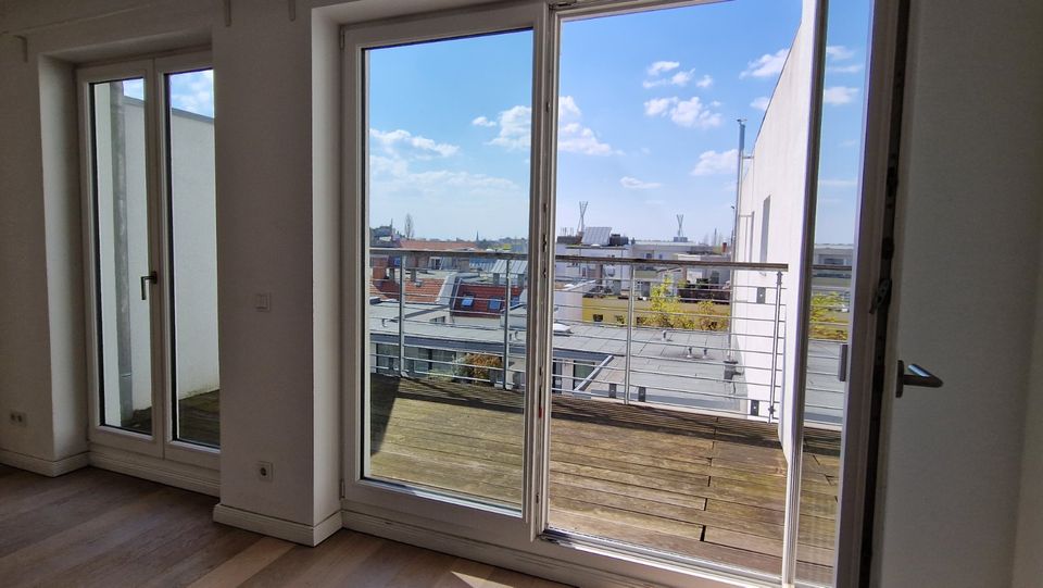 Sonnige, helle DG-MAISONETTE Wohnung mit zwei Terrassen, Einbauküche und Lift in Berlin