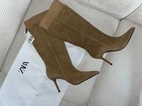 ZARA Edle Echtleder Stiletto Boots in Beige NEU! München - Bogenhausen Vorschau