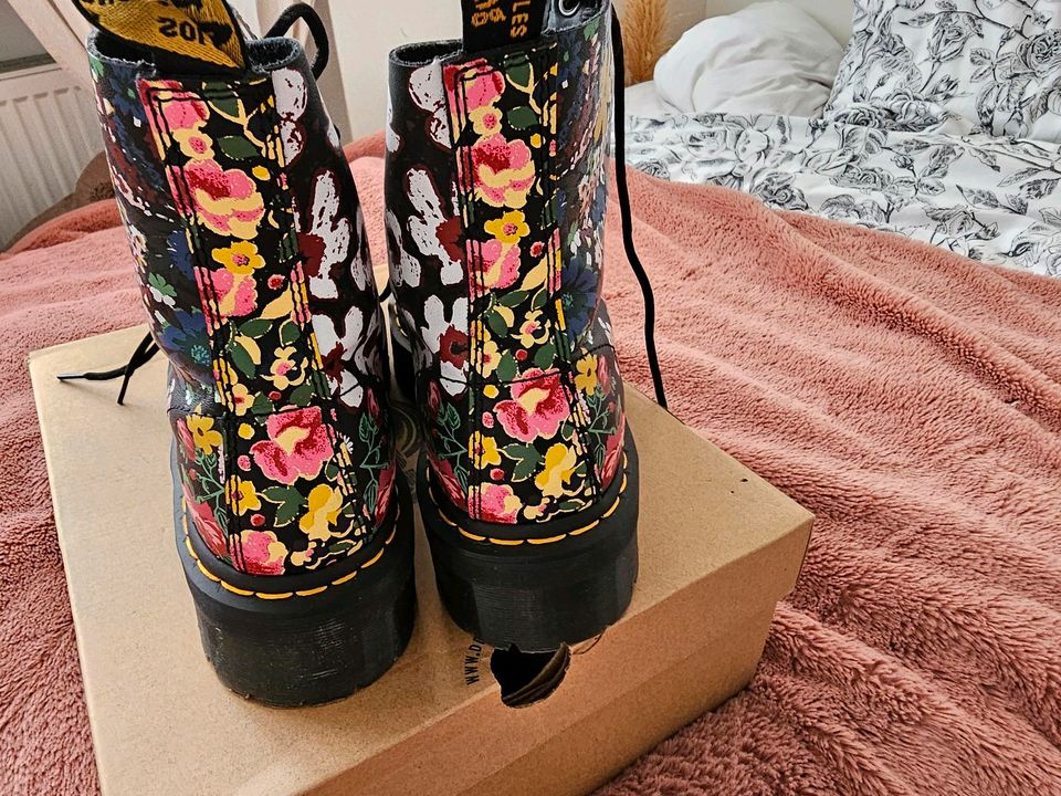 Dr. Martens Sinclair Floral Mashup Backhand in Düren