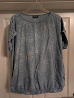 T-Shirt in Jeans- Optik mit Blumenaufdruck Niedersachsen - Selsingen Vorschau