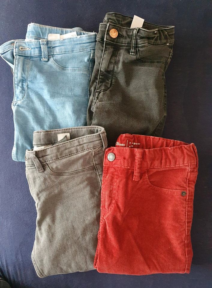 Jeans Paket * 4 Hosen H&M Gr. 134 plus 2 als Zugabe in Mössingen