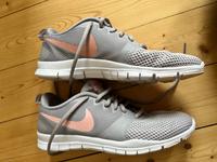 Nike Flex Essential TR Sportschuhe Turnschuhe Größe 36 Hessen - Bad Emstal Vorschau