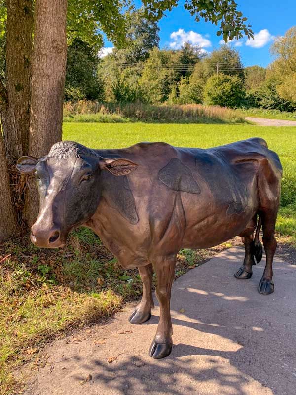 Lebensgroße Bronzefigur einer Kuh - Charmante Gartendekoration in Wickede (Ruhr)