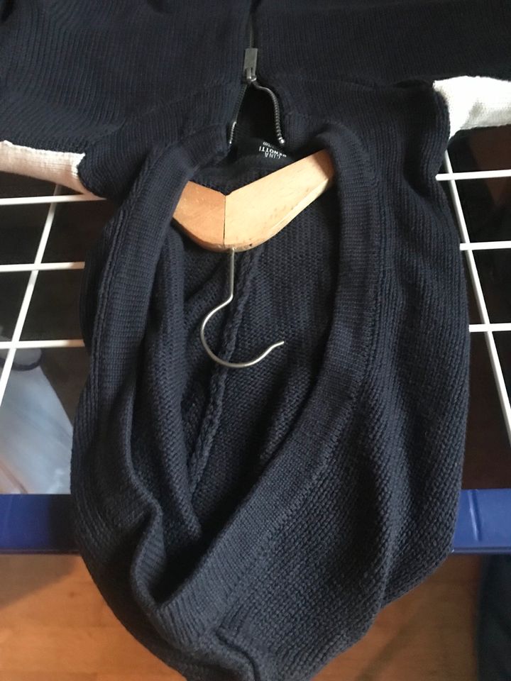 Schöne dicke Strickjacke schwarz Gr.XL48/50,Kapuze Reißverschluss in Frankfurt am Main