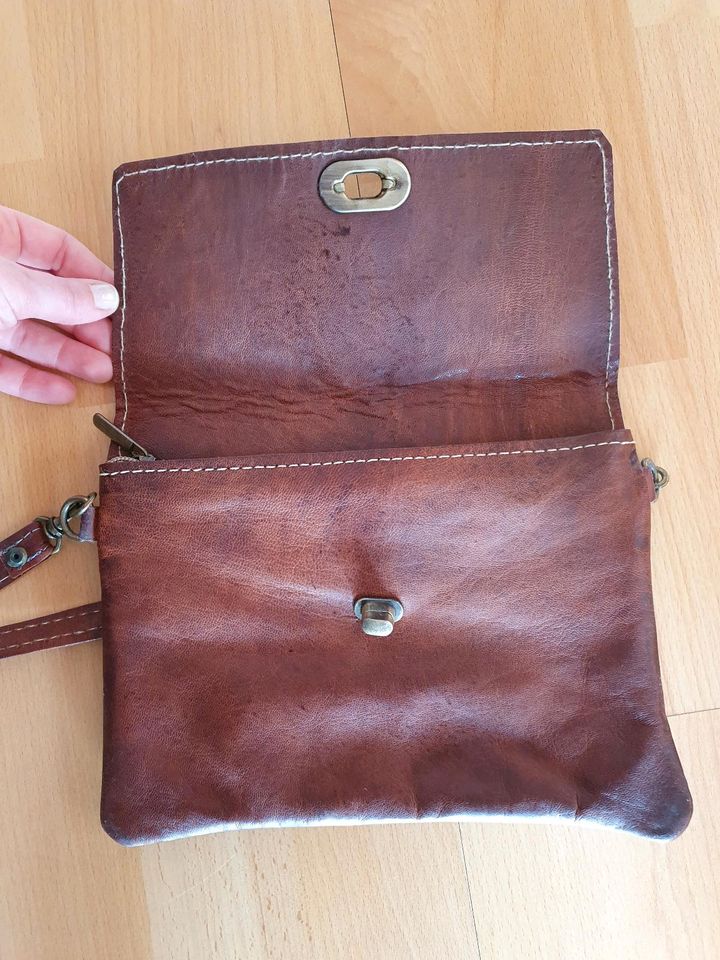 Kleine, braune Lederhandtasche in Köln