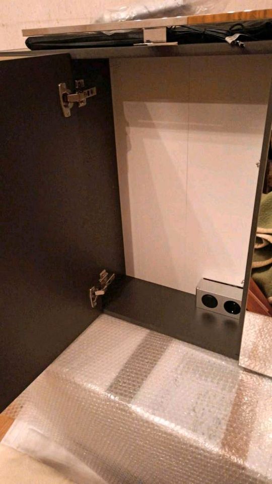 Badezimmermöbel Spiegel- +Waschbeckenschrank in Altleiningen