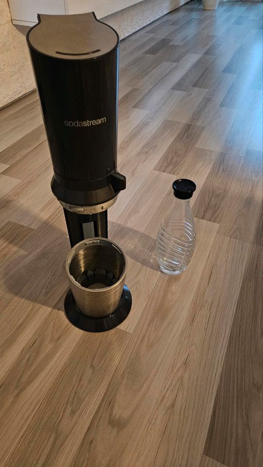 Sodastream Crystal mit Glasflasche und Zylinder in Troisdorf