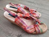 Tommy Hilfiger Sandale mit  Keilabsatz Größe 40 Nordrhein-Westfalen - Wenden Vorschau