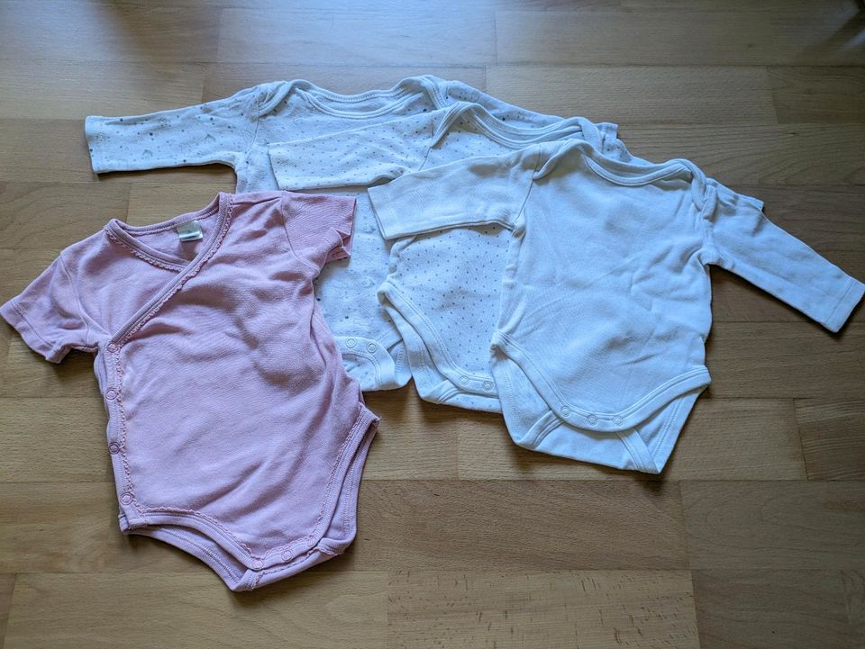 4 helle Baby Bodies, Langarm/Kurzarm, weiss/rosa, Gr. 56 in Bielefeld