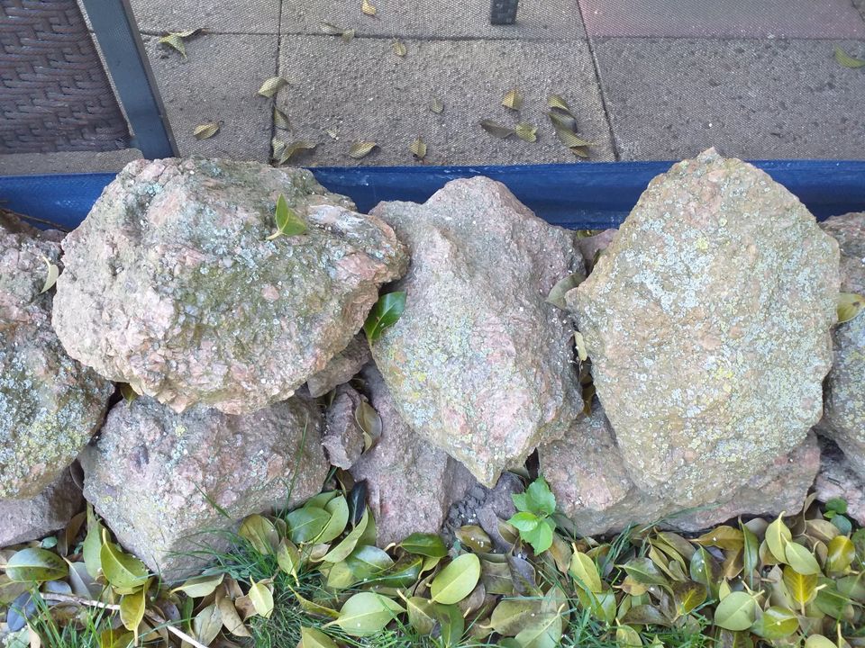 Steine / große leicht rötliche Steine in Ausleben