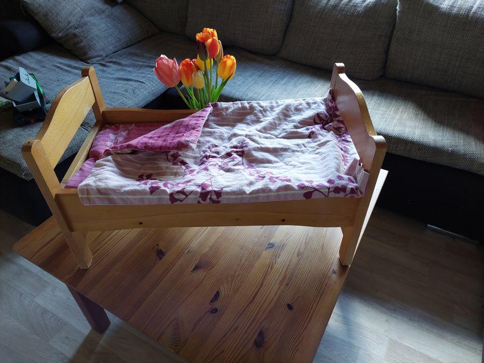 Puppenbett mit Matratze und Decke für 8€ in Rathjensdorf