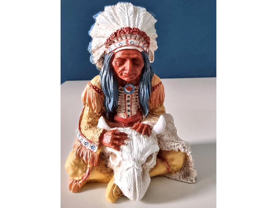 Indianer Häuptling Figur mit Bisonschädel Western Deko Statue in Hannover