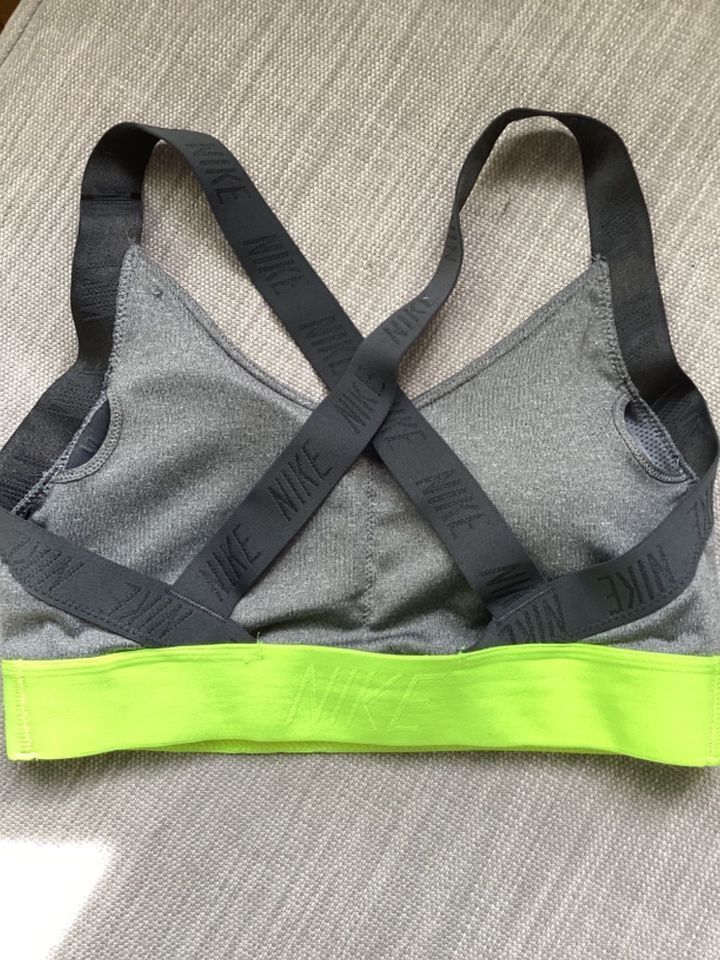 NIKE Sport BH Bustier Top Dry Fit Neuwertig S 36 in Bonn