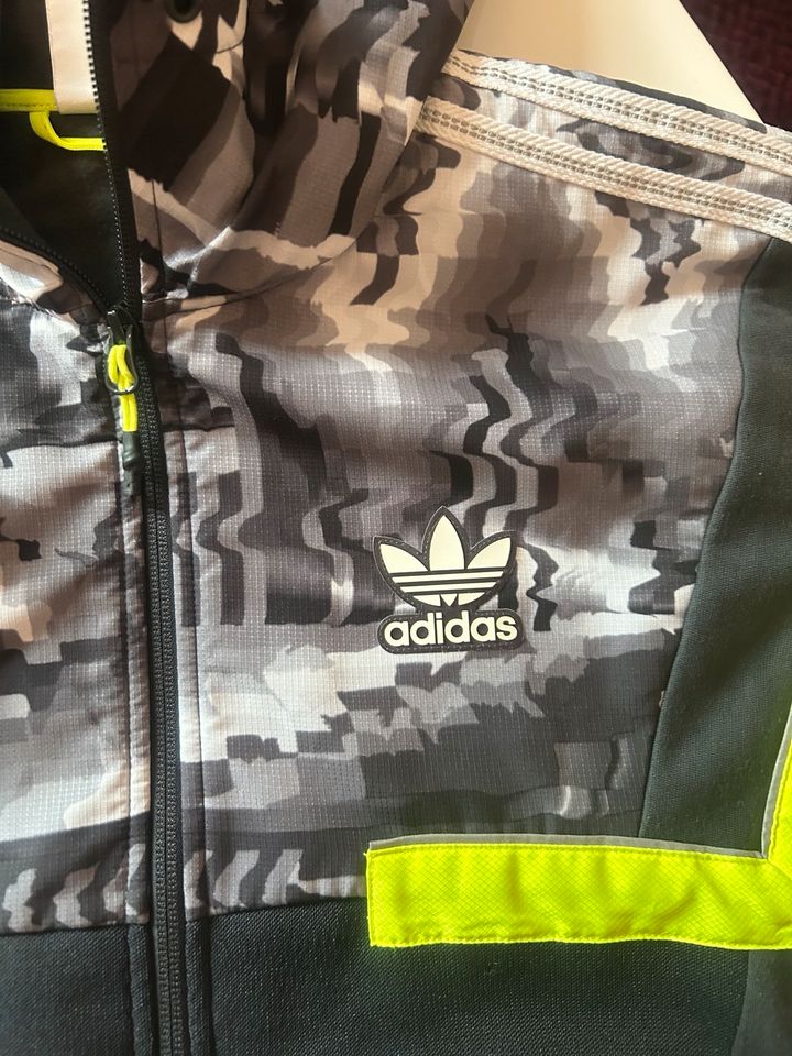 Adidas Jacke in Nidderau