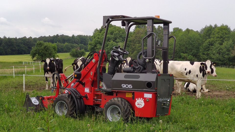 Radlader inkl. Palettengabel + Schaufel, KARL 906 / 807, Perkins Motor, Euro5, Hoflader, Kompaktlader, Farbe: rot, Euro-Aufnahme möglich, SOFORT VERFÜGBAR, Lieferung möglich, no Avant, Weidemann, Case in Oberthulba