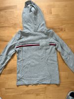 Tommy Hilfiger Sweatshirt mit Kapuze in grau Gr.164 Stuttgart - Botnang Vorschau