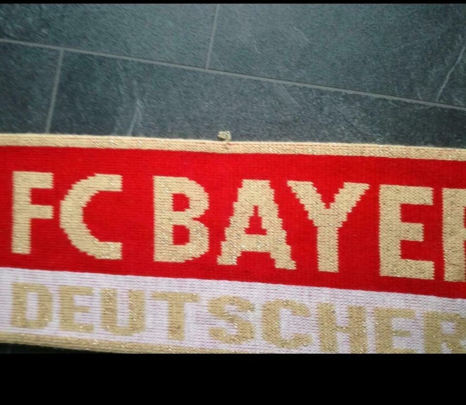 Schal von "Bayern München" in Löderburg