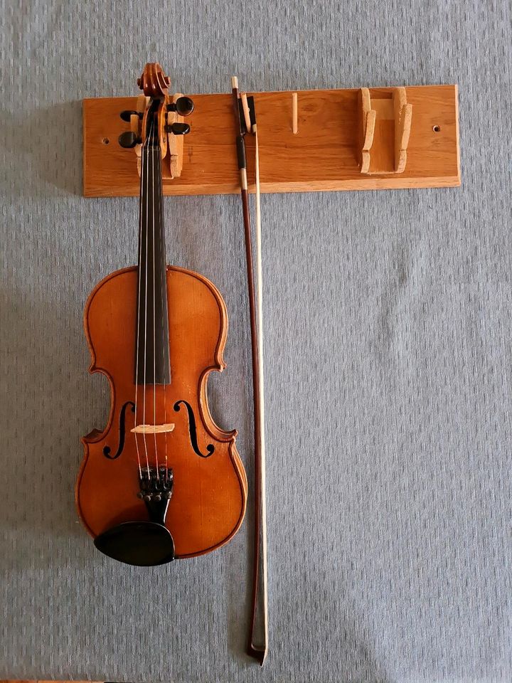 Wandhalterung für zwei Geigen in Steinbergkirche