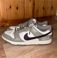 Nike Dunk Low NBA Edition / Olivegrün / Größe 44 Hessen - Malsfeld Vorschau