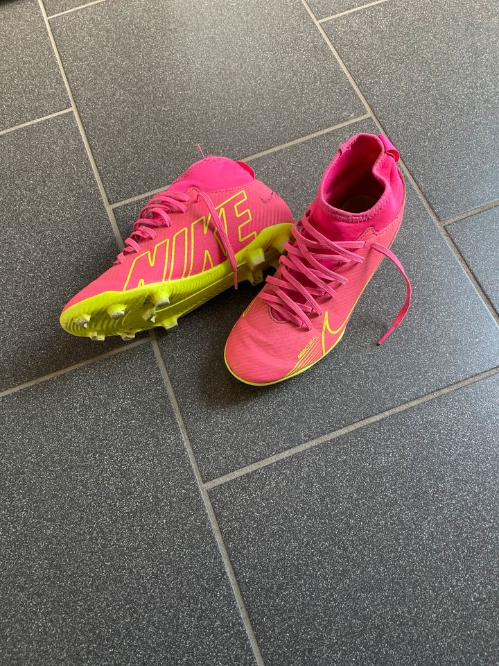 Fußballschuhe Nike pink Gr. 35,5 in Rietberg
