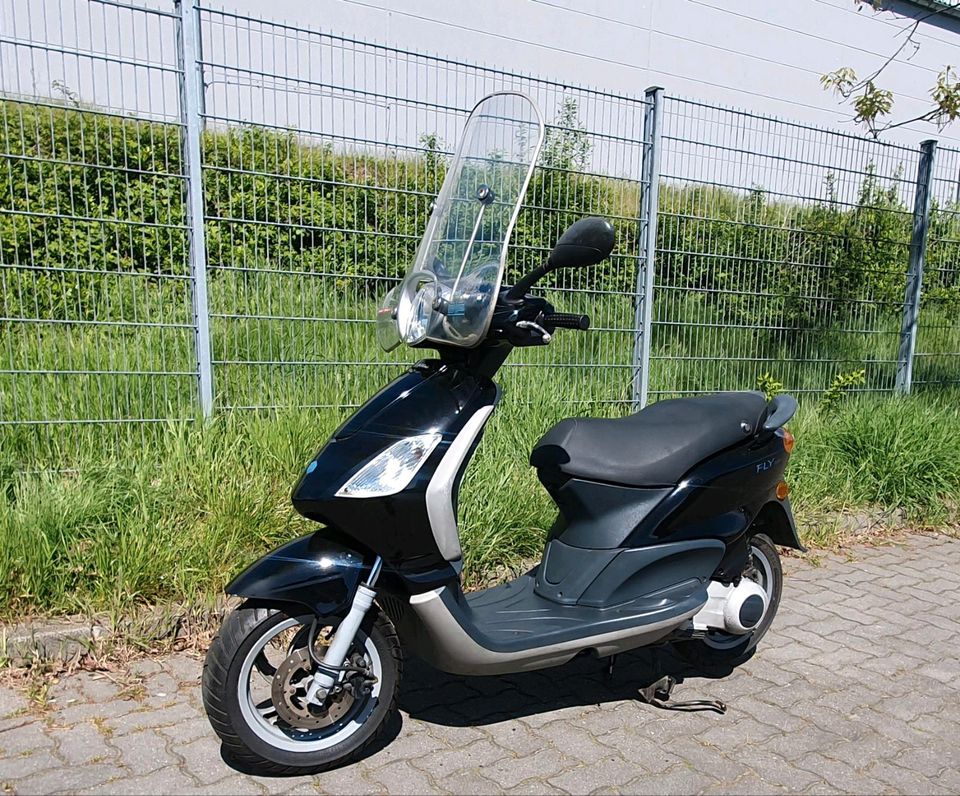 Piaggio Fly 125 100 Roller Schwarz -TÜV NEU- in Hamm