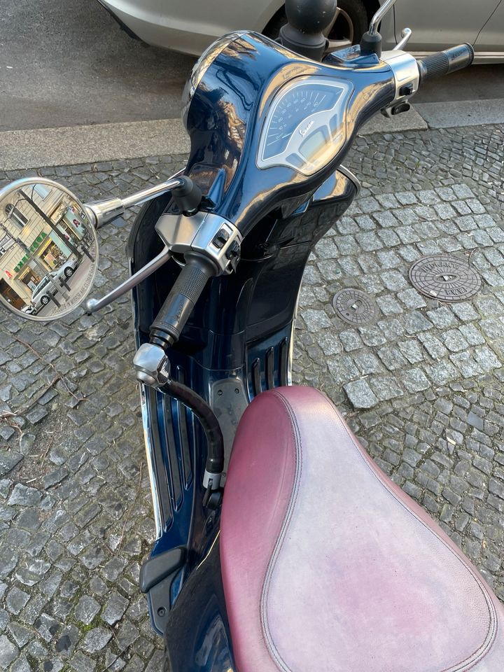 Vespa Primavera 50. 2 T dunkelblau in Berlin