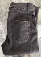 NEU! Cartoon Jeans schwarz mit Glitzerstreifen Gr. 36 Sachsen-Anhalt - Magdeburg Vorschau