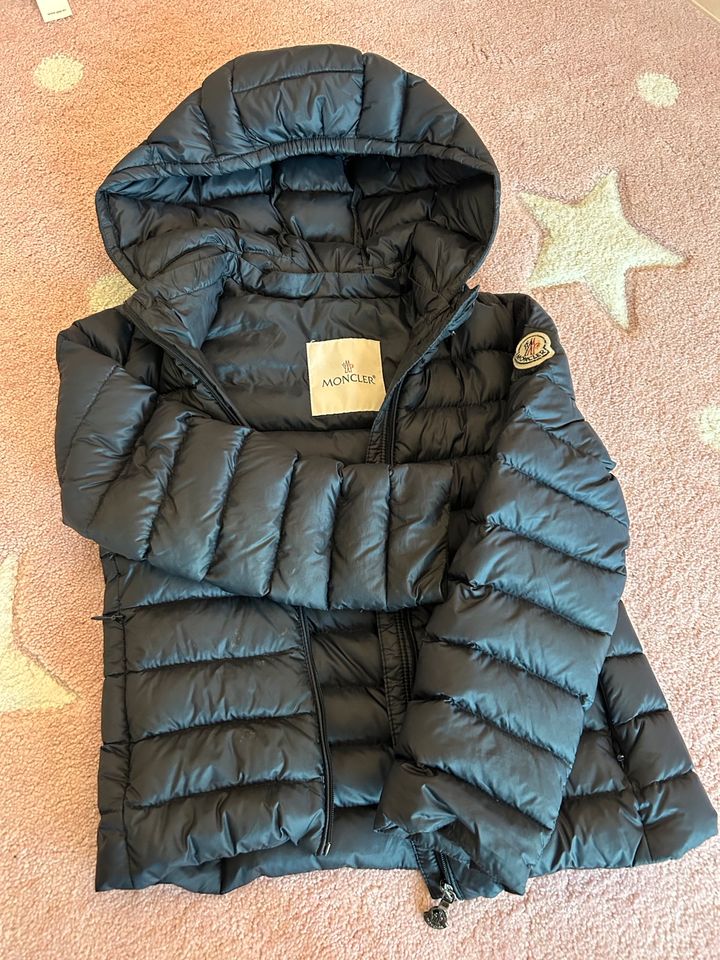Moncler Jacke Mädchen Größe 110 original getragen Top Zustand in Dortmund