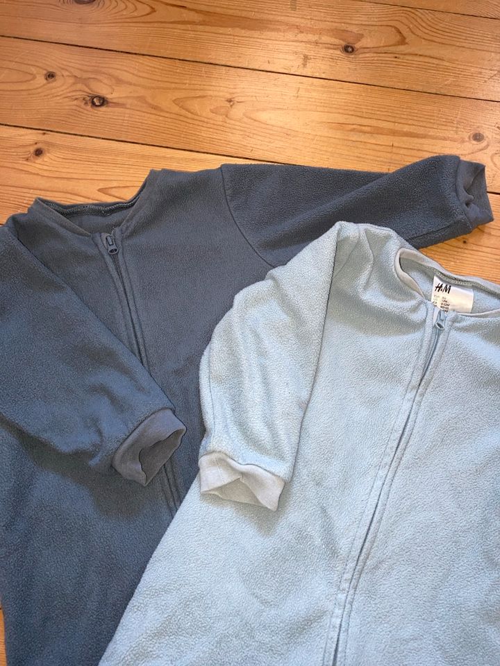 2 Fleece Pyjama, Strampler, H&M, Gr 80, Reißverschluss / Zipper in Berlin