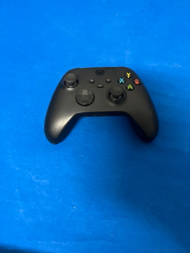 Xbox one mit Controller in Schmallenberg