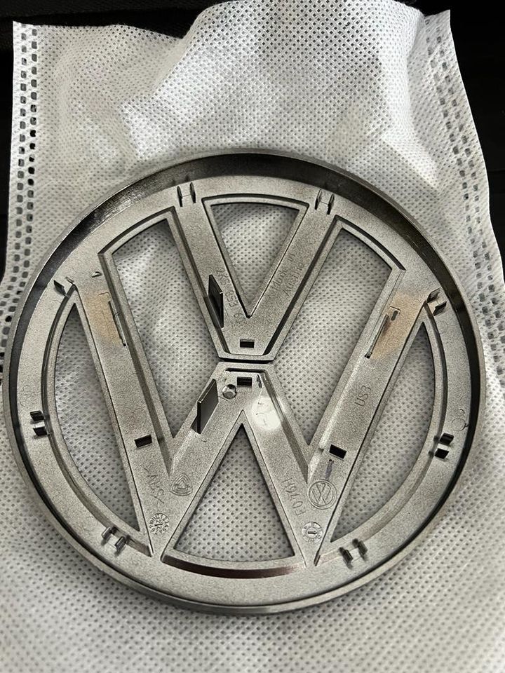 VW Touareg 2019 original Frontgrill verchromt + Emblem in Dresden