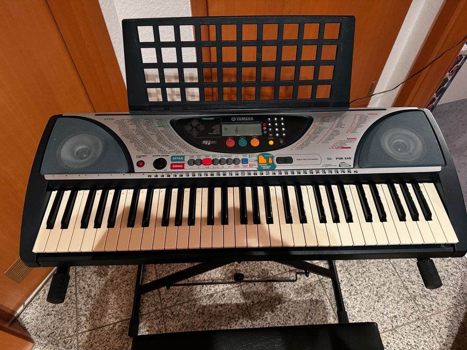 Keyboard kein E-Piano Yamaha PSR-240 mit Ständer und Hocker in Schwieberdingen