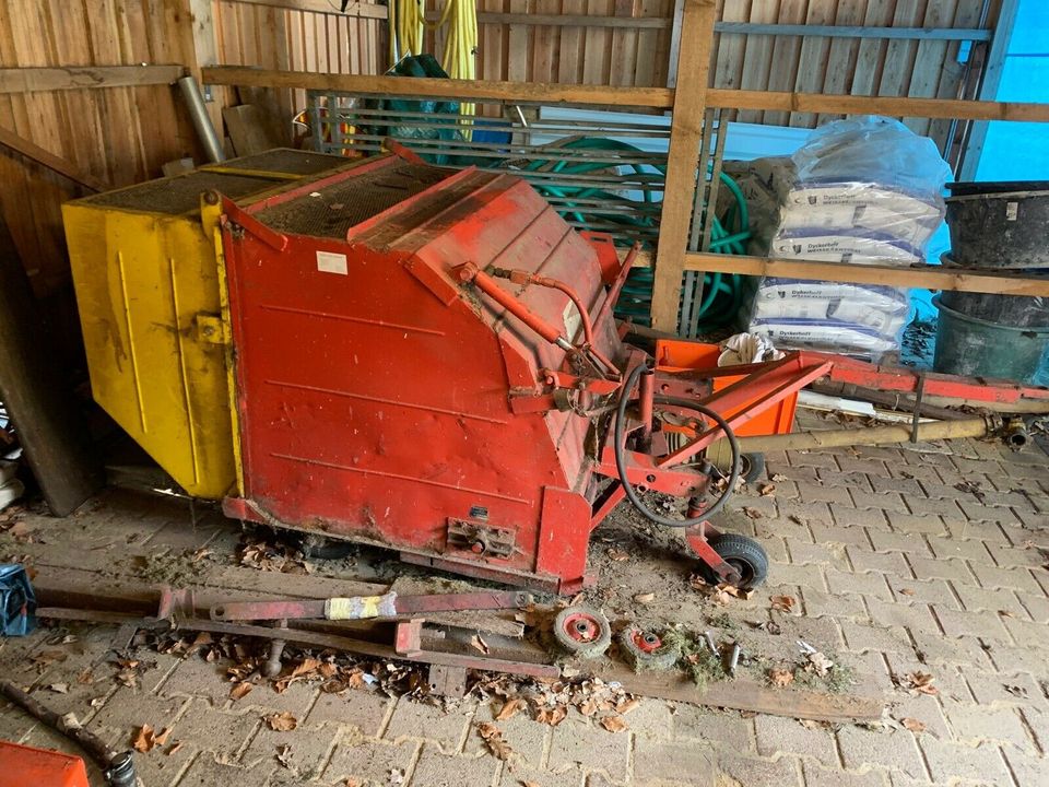 Universal-Kehrmaschine zur Rasenpflege und Laubbeseitigung in Bippen
